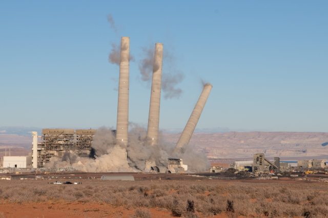 Photo: Coal-fired power plant smokestacks emitting pollution - illustrating article 'Coal phase-out'
