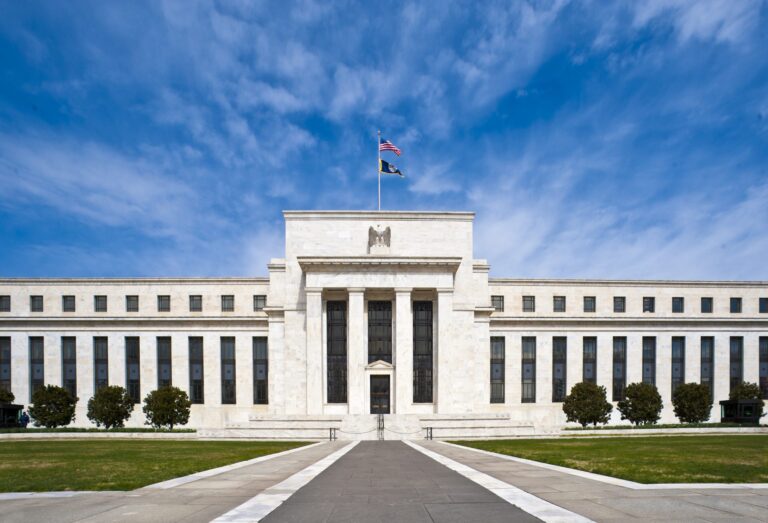 Trump Threatens to Halt Trade With Top Partners Unless Fed Cuts Rates